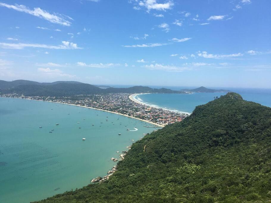 Apartamento novo com 3 quartos e 3 banheiros.