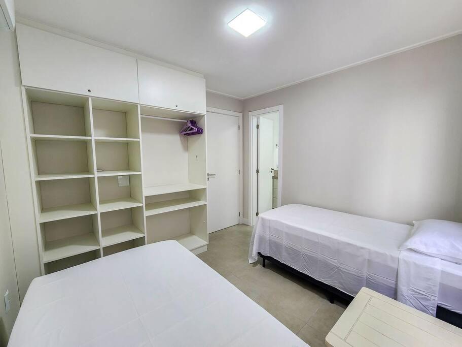 Apartamento novo com 3 quartos e 3 banheiros.