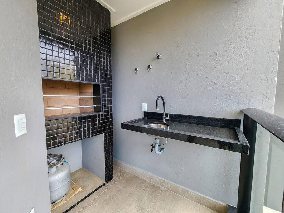 Apartamento novo com 3 quartos e 3 banheiros.