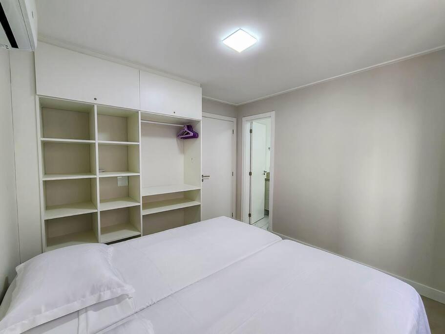 Apartamento novo com 3 quartos e 3 banheiros.