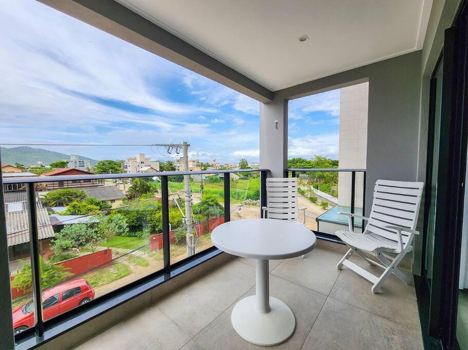Apartamento novo com 3 quartos e 3 banheiros.