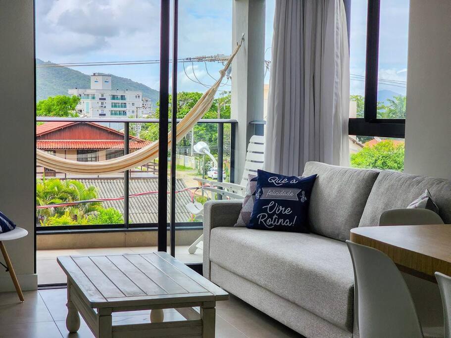 Apartamento novo com 3 quartos e 3 banheiros.