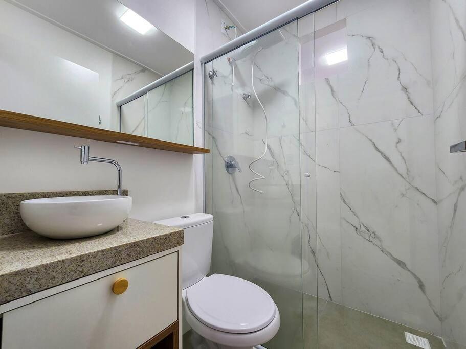 Apartamento novo com 3 quartos e 3 banheiros.