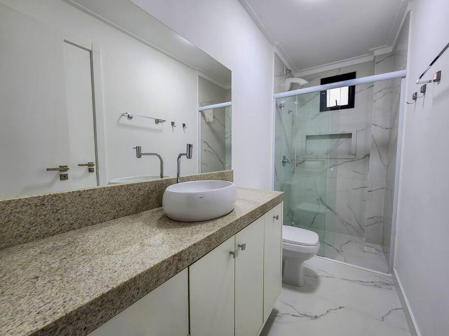 Apartamento novo com 3 quartos e 3 banheiros.