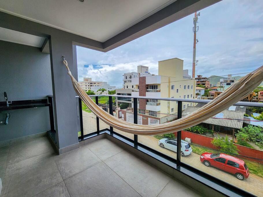 Apartamento novo com 3 quartos e 3 banheiros.