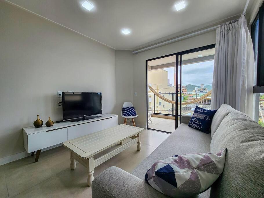 Apartamento novo com 3 quartos e 3 banheiros.