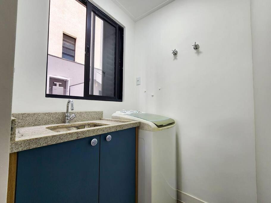 Apartamento novo com 3 quartos e 3 banheiros.