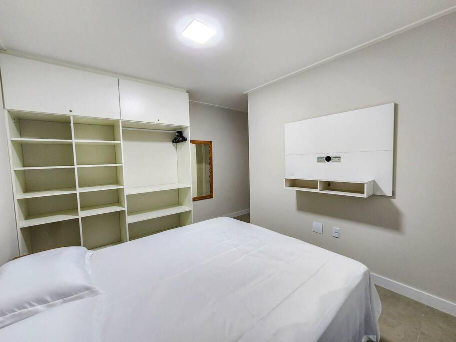 Apartamento novo com 3 quartos e 3 banheiros.