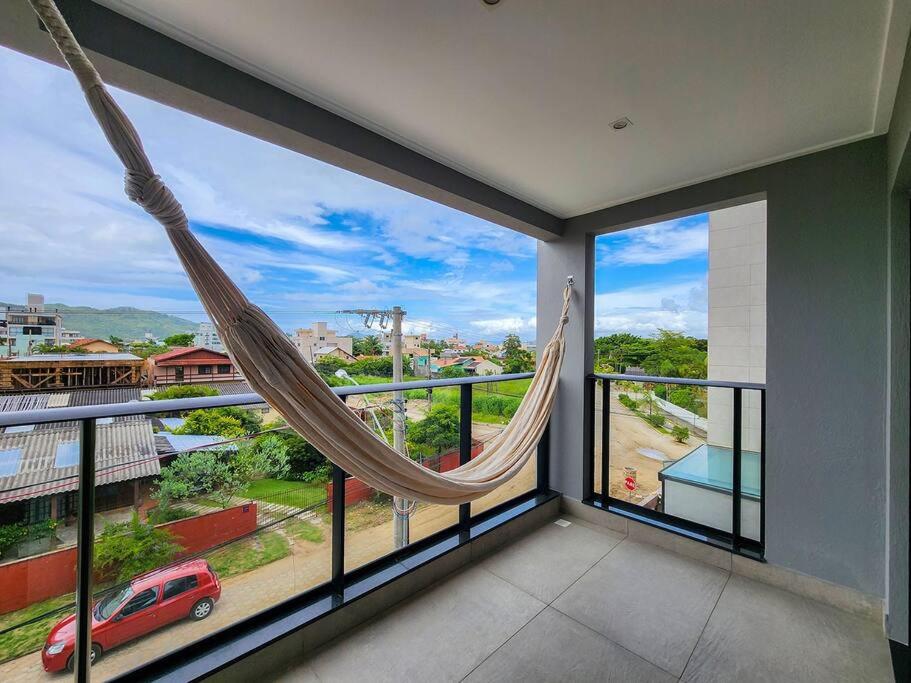 Apartamento novo com 3 quartos e 3 banheiros.