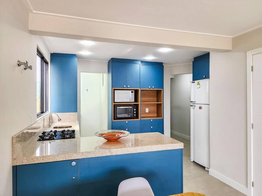 Apartamento novo com 3 quartos e 3 banheiros.