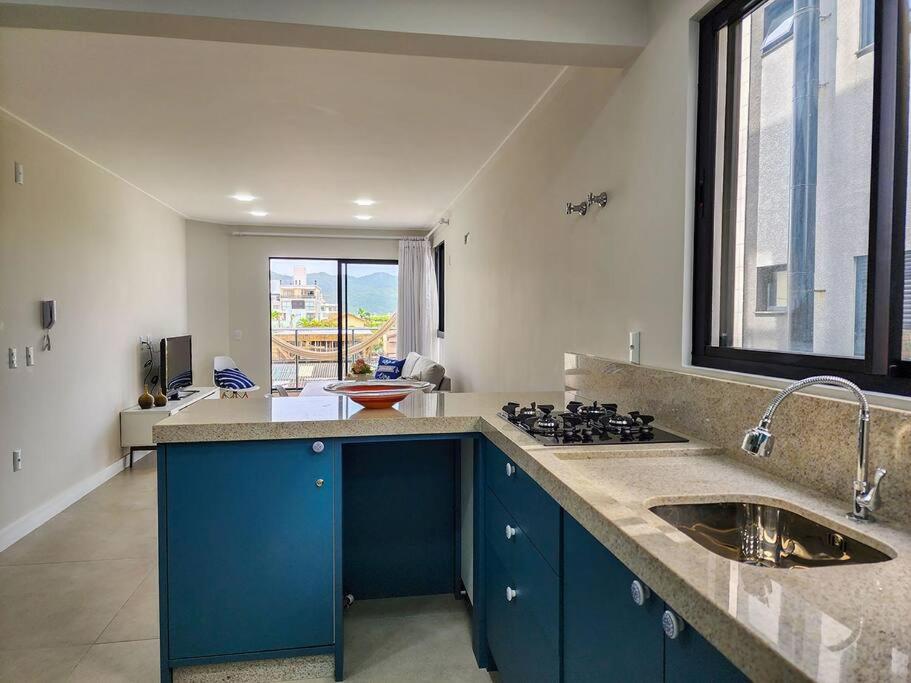 Apartamento novo com 3 quartos e 3 banheiros.