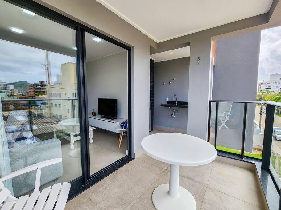 Apartamento novo com 3 quartos e 3 banheiros.