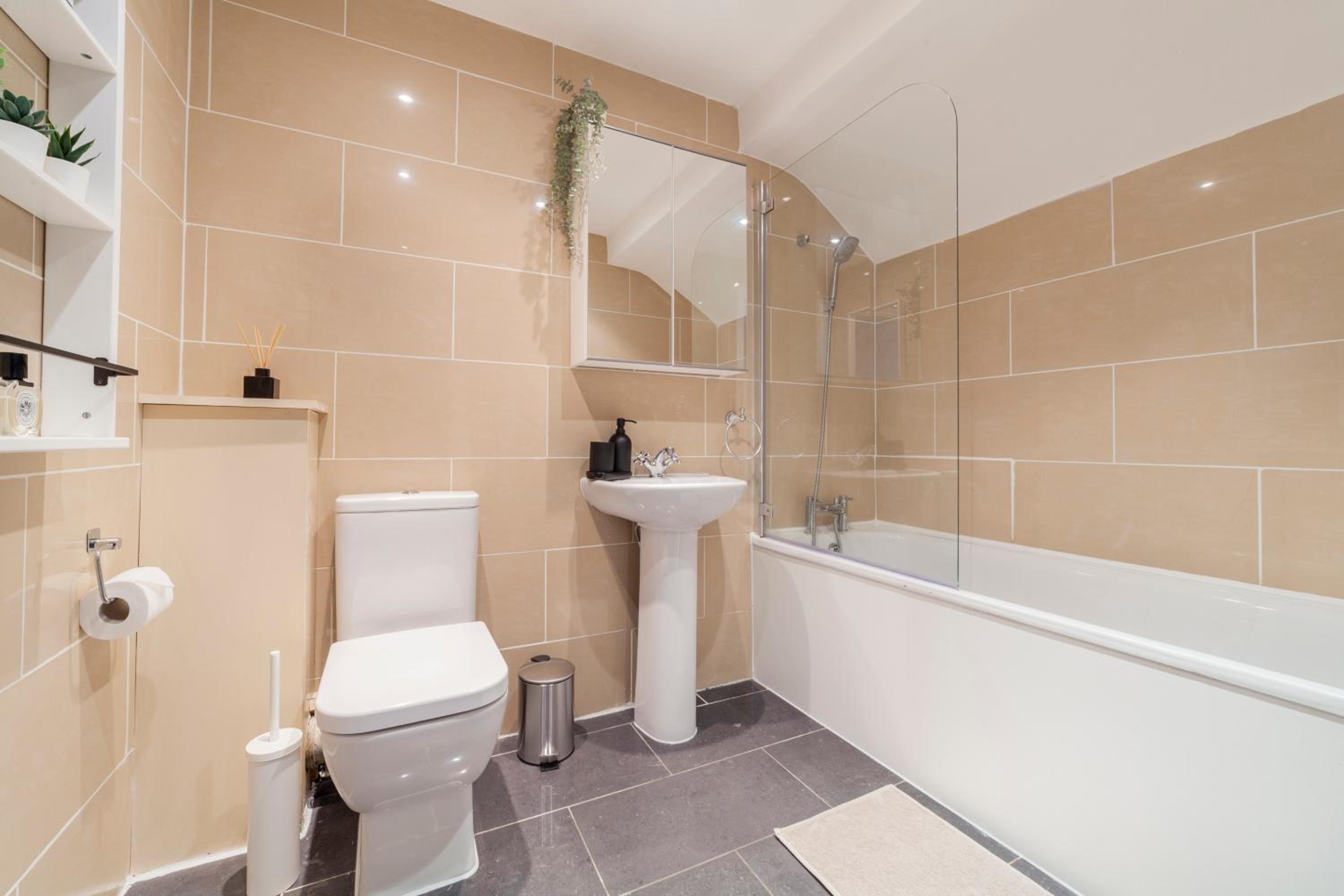 Arte Stays Serviced Houses Stratford - 3 Bedrooms 2 Bathrooms Houses London, Stratford, Maryland, Free Parking, Garden, Weekly or Monthly Stays - up to 8 g