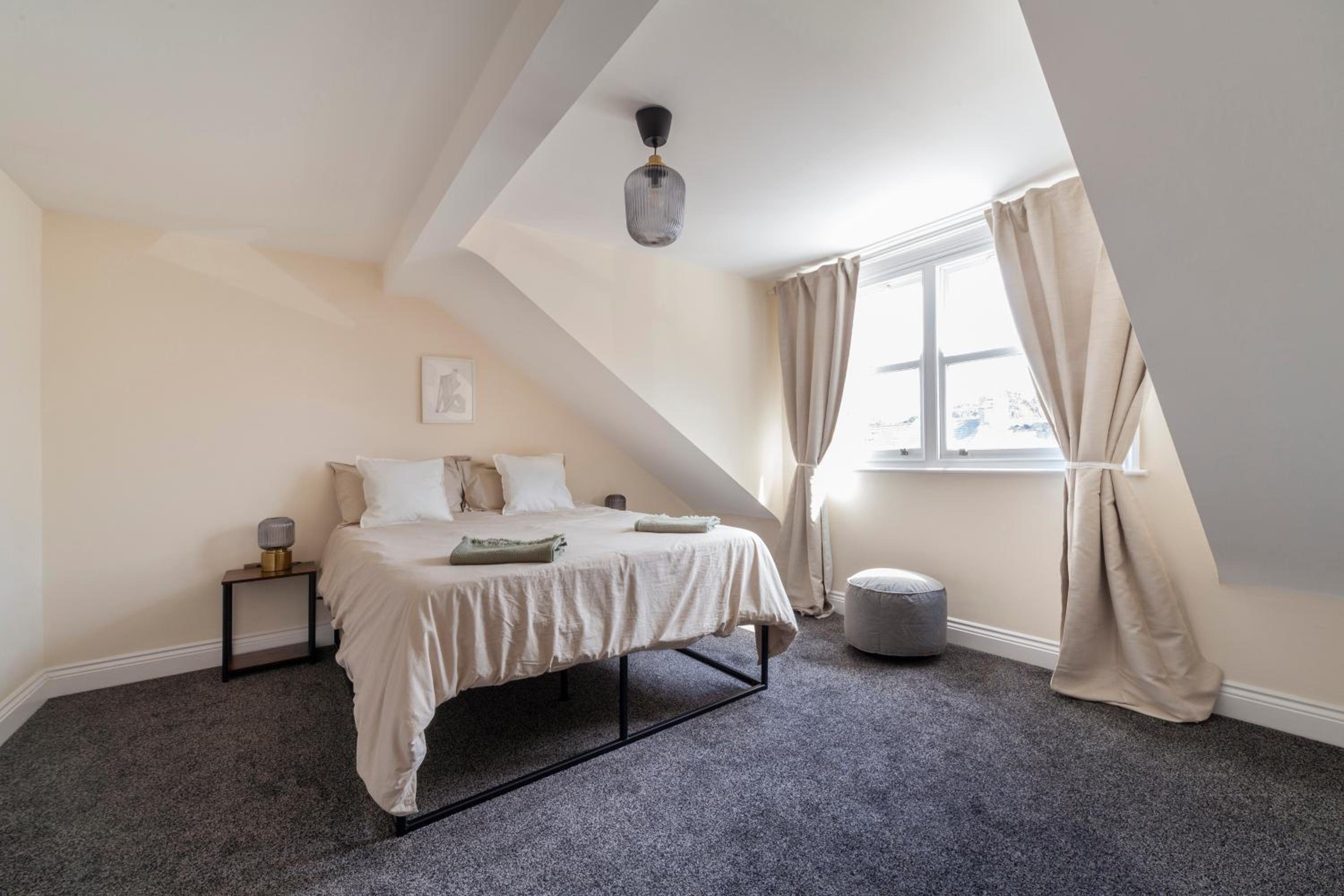 Arte Stays Serviced Houses Stratford - 3 Bedrooms 2 Bathrooms Houses London, Stratford, Maryland, Free Parking, Garden, Weekly or Monthly Stays - up to 8 g