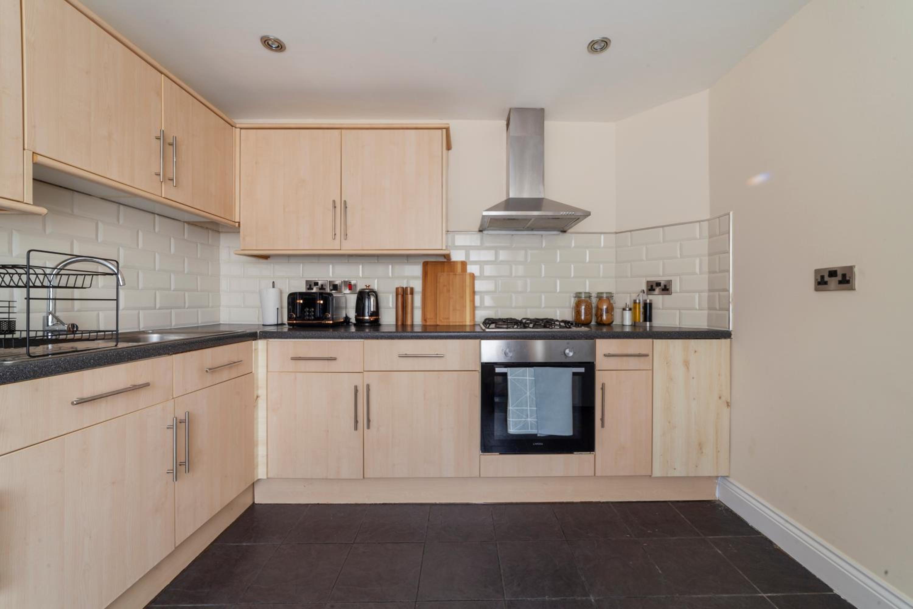 Arte Stays Serviced Houses Stratford - 3 Bedrooms 2 Bathrooms Houses London, Stratford, Maryland, Free Parking, Garden, Weekly or Monthly Stays - up to 8 g