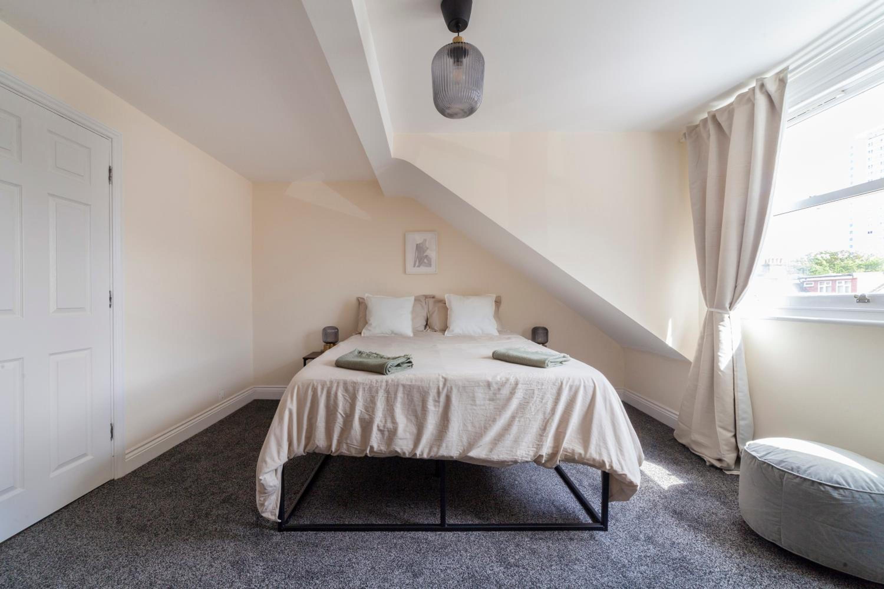 Arte Stays Serviced Houses Stratford - 3 Bedrooms 2 Bathrooms Houses London, Stratford, Maryland, Free Parking, Garden, Weekly or Monthly Stays - up to 8 g
