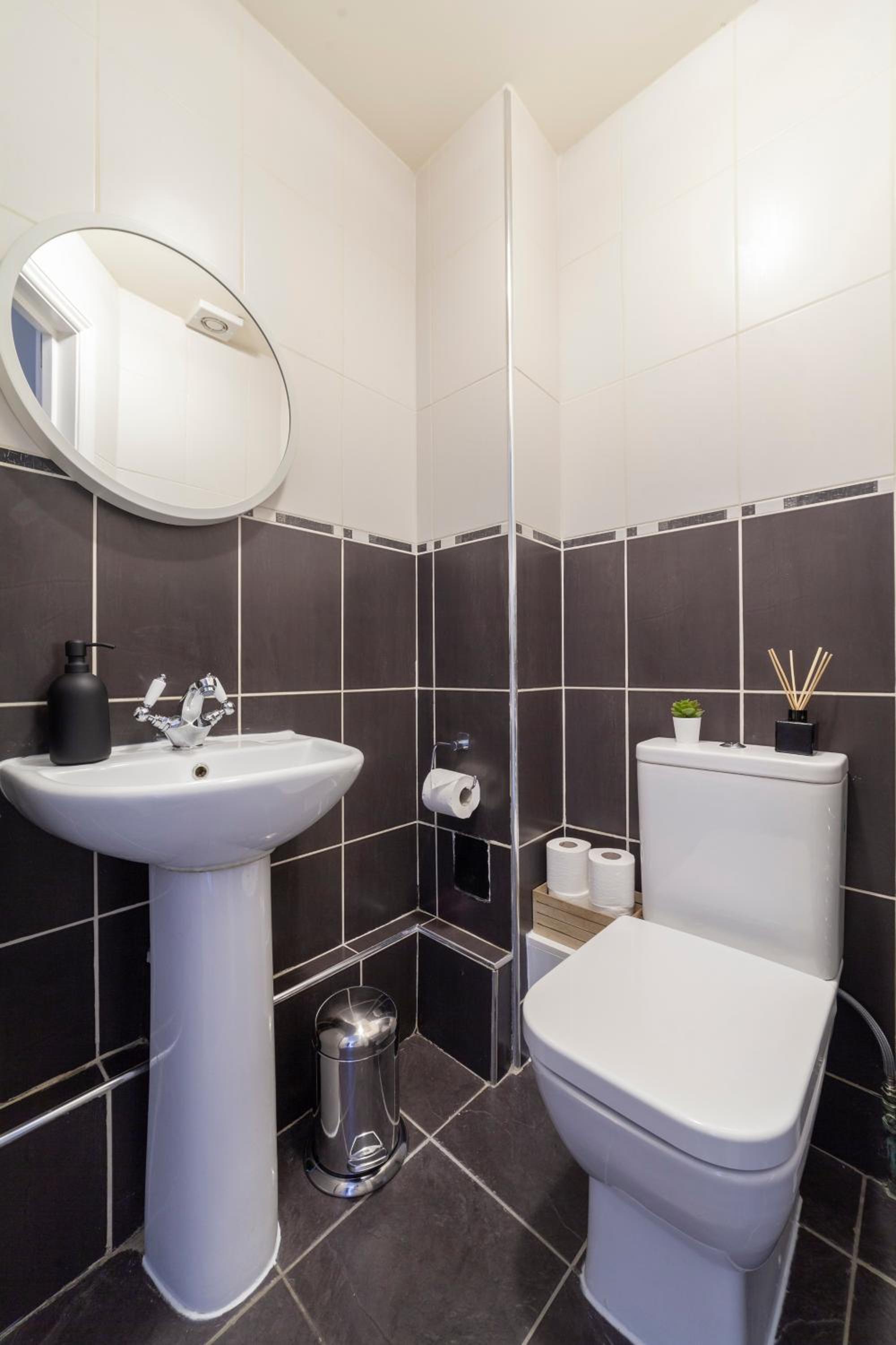 Arte Stays Serviced Houses Stratford - 3 Bedrooms 2 Bathrooms Houses London, Stratford, Maryland, Free Parking, Garden, Weekly or Monthly Stays - up to 8 g