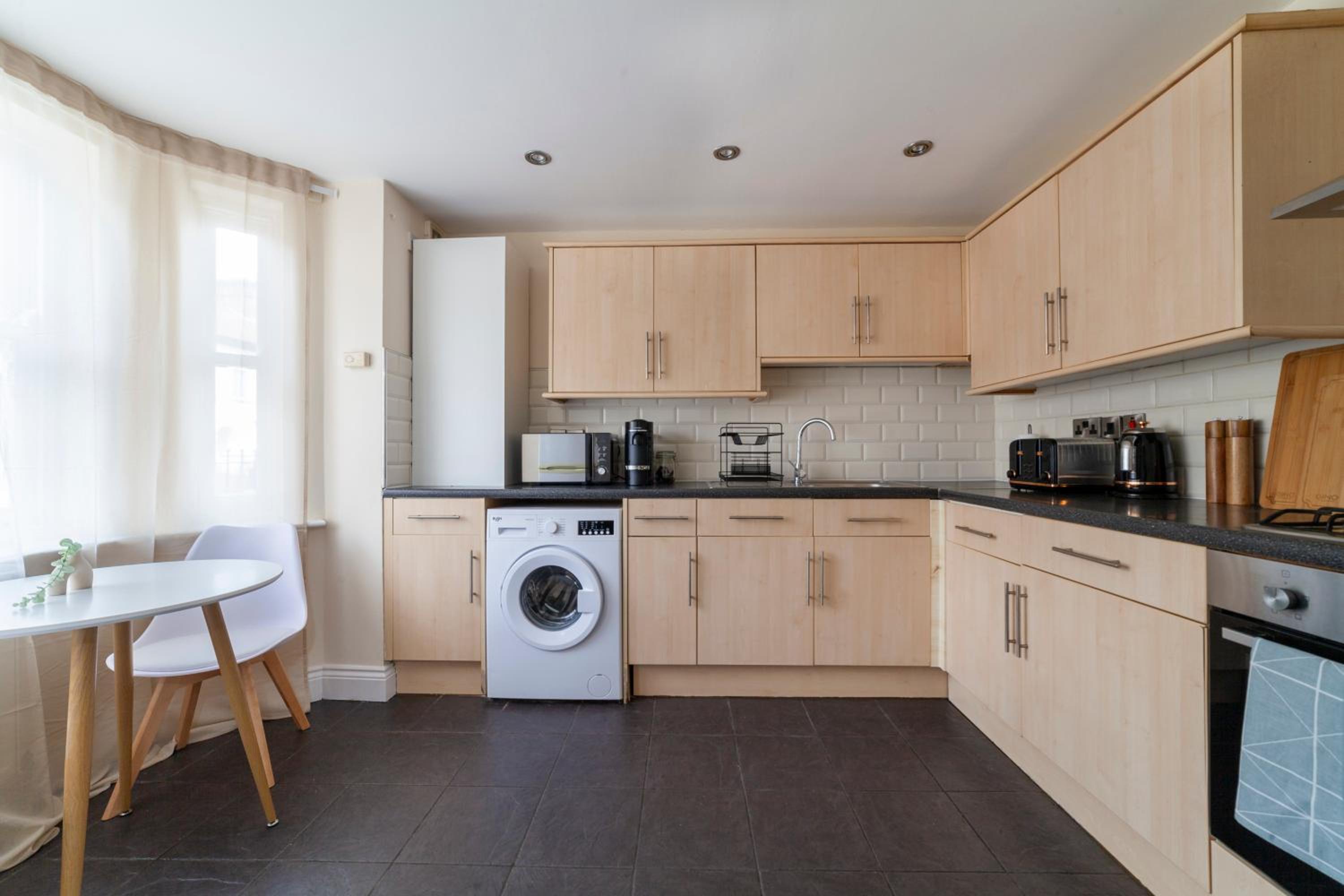 Arte Stays Serviced Houses Stratford - 3 Bedrooms 2 Bathrooms Houses London, Stratford, Maryland, Free Parking, Garden, Weekly or Monthly Stays - up to 8 g