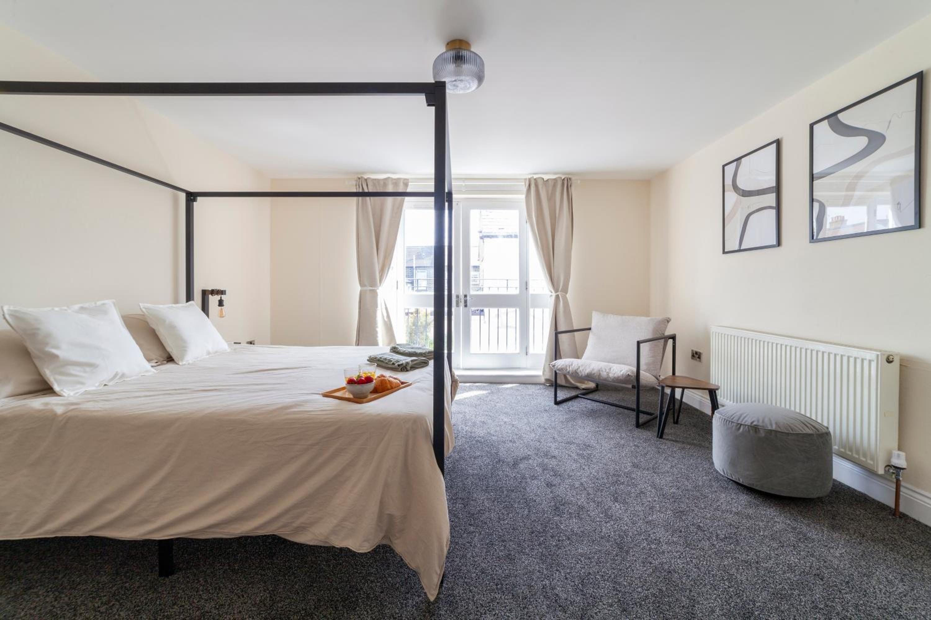 Arte Stays Serviced Houses Stratford - 3 Bedrooms 2 Bathrooms Houses London, Stratford, Maryland, Free Parking, Garden, Weekly or Monthly Stays - up to 8 g