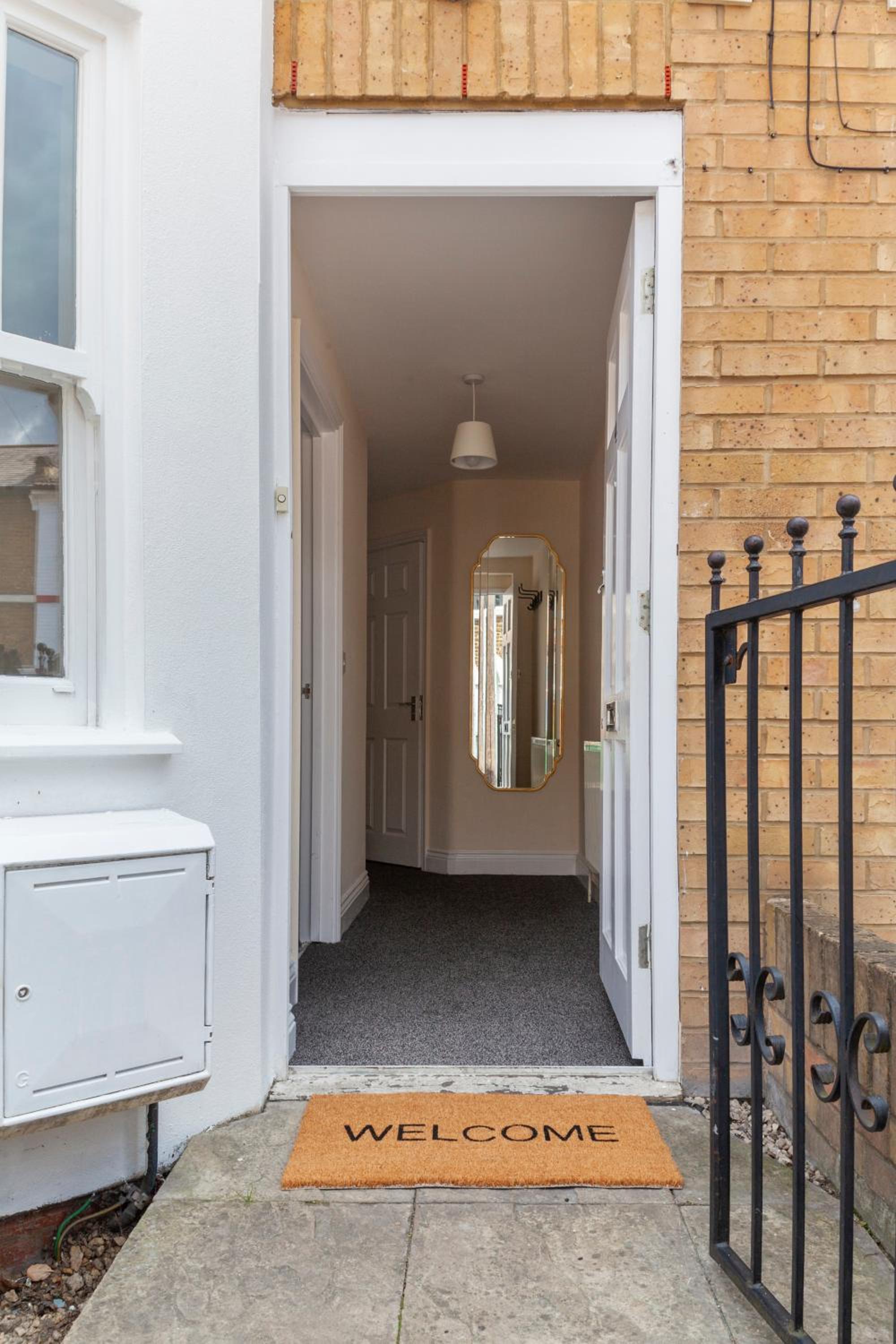 Arte Stays Serviced Houses Stratford - 3 Bedrooms 2 Bathrooms Houses London, Stratford, Maryland, Free Parking, Garden, Weekly or Monthly Stays - up to 8 g