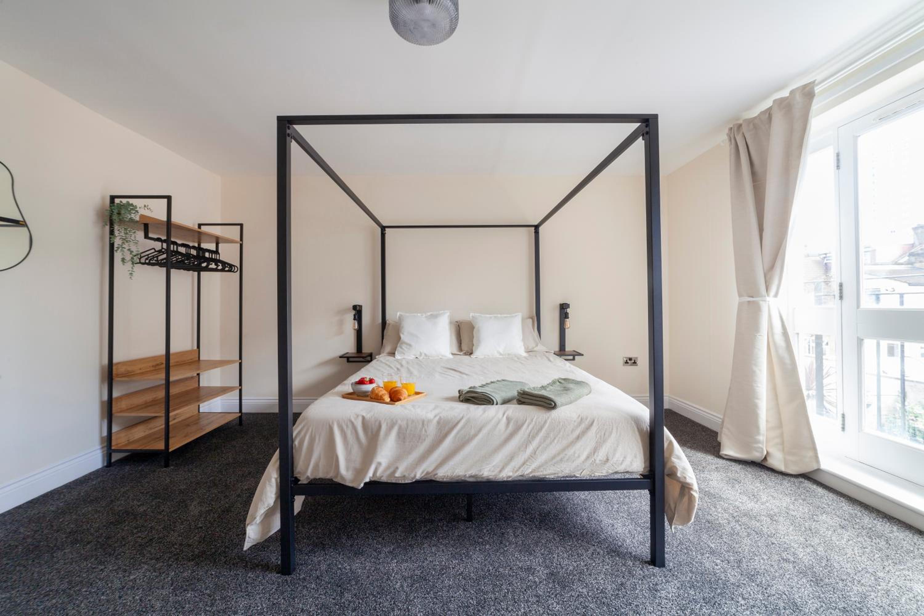 Arte Stays Serviced Houses Stratford - 3 Bedrooms 2 Bathrooms Houses London, Stratford, Maryland, Free Parking, Garden, Weekly or Monthly Stays - up to 8 g