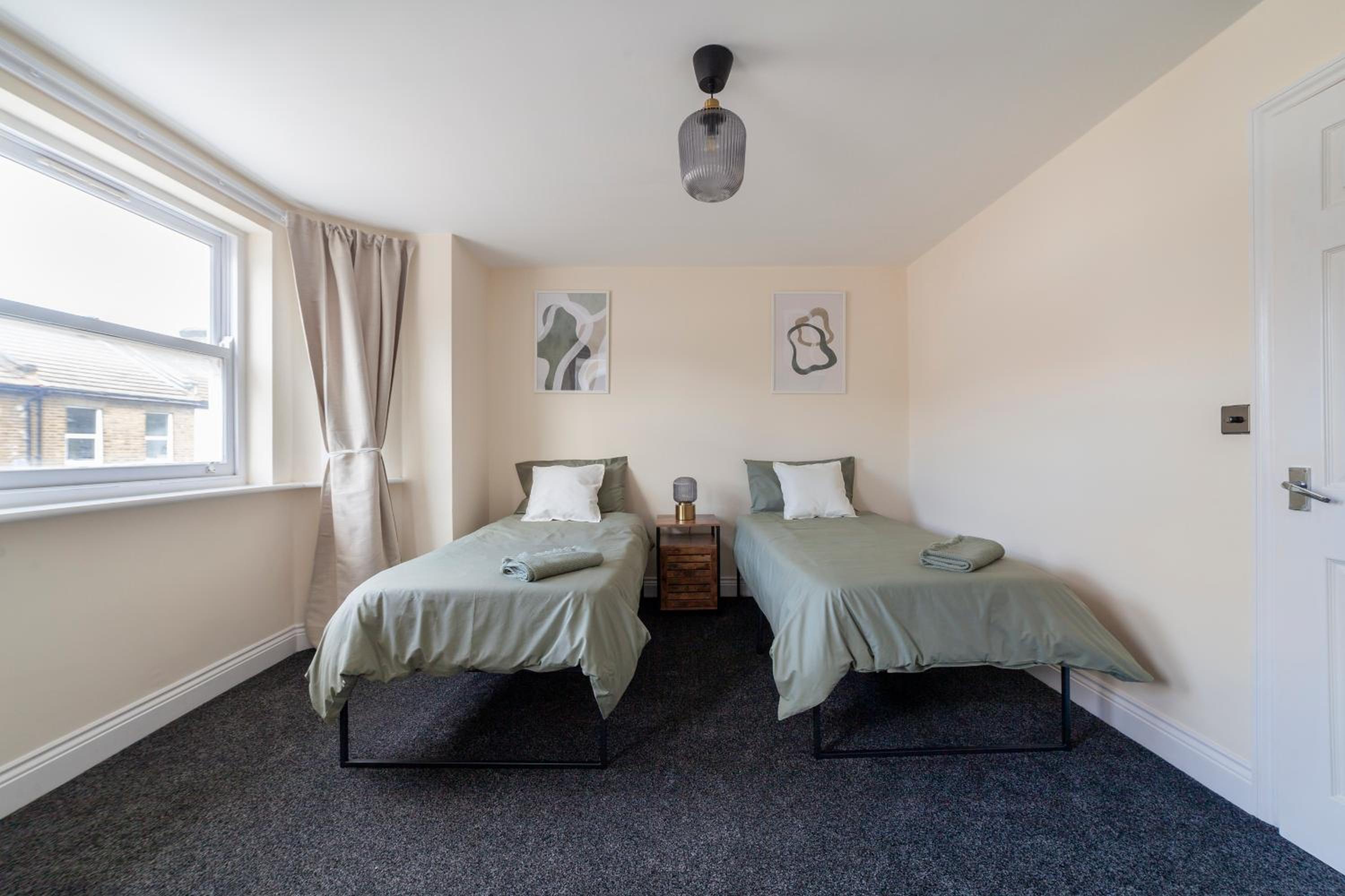 Arte Stays Serviced Houses Stratford - 3 Bedrooms 2 Bathrooms Houses London, Stratford, Maryland, Free Parking, Garden, Weekly or Monthly Stays - up to 8 g