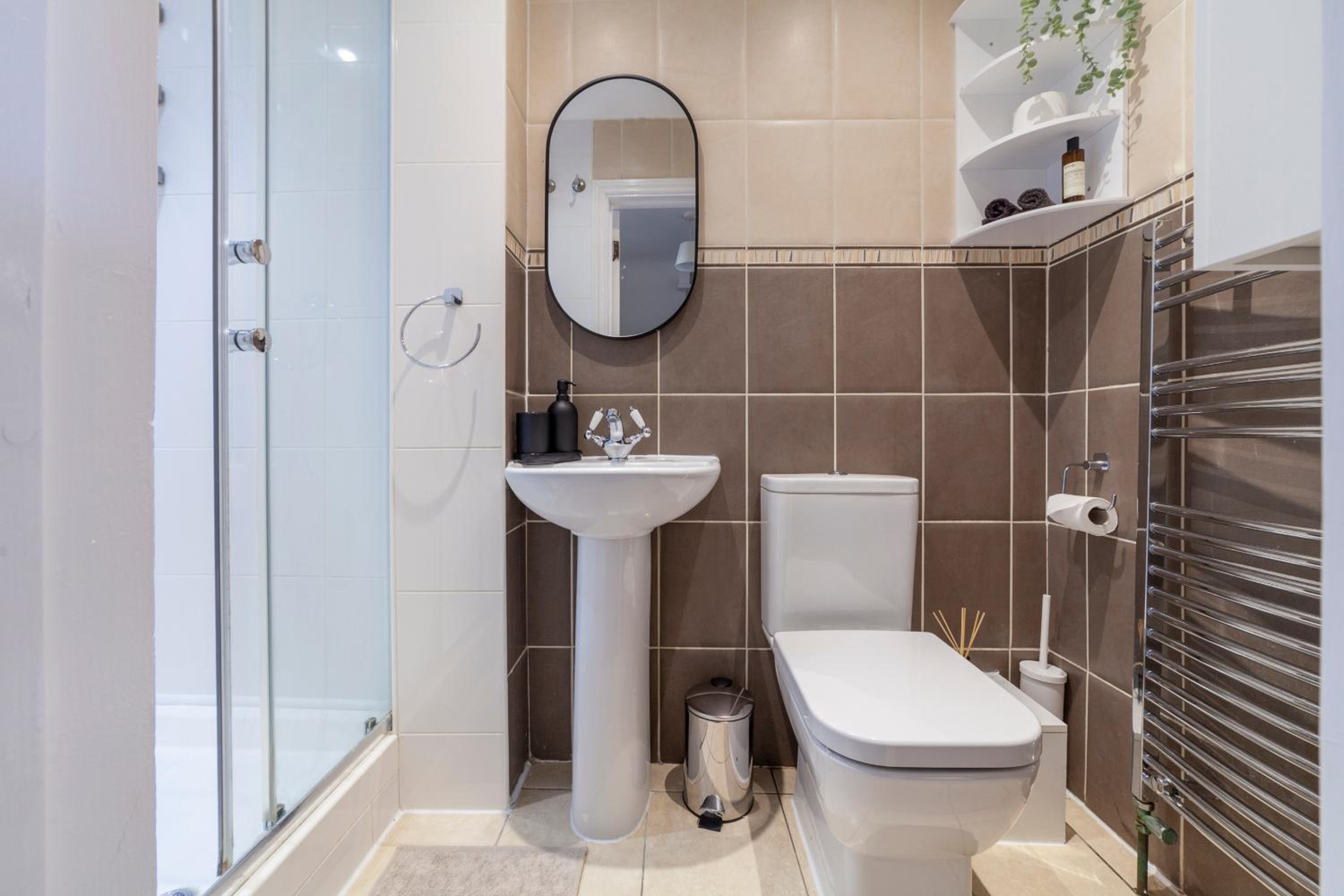 Arte Stays Serviced Houses Stratford - 3 Bedrooms 2 Bathrooms Houses London, Stratford, Maryland, Free Parking, Garden, Weekly or Monthly Stays - up to 8 g