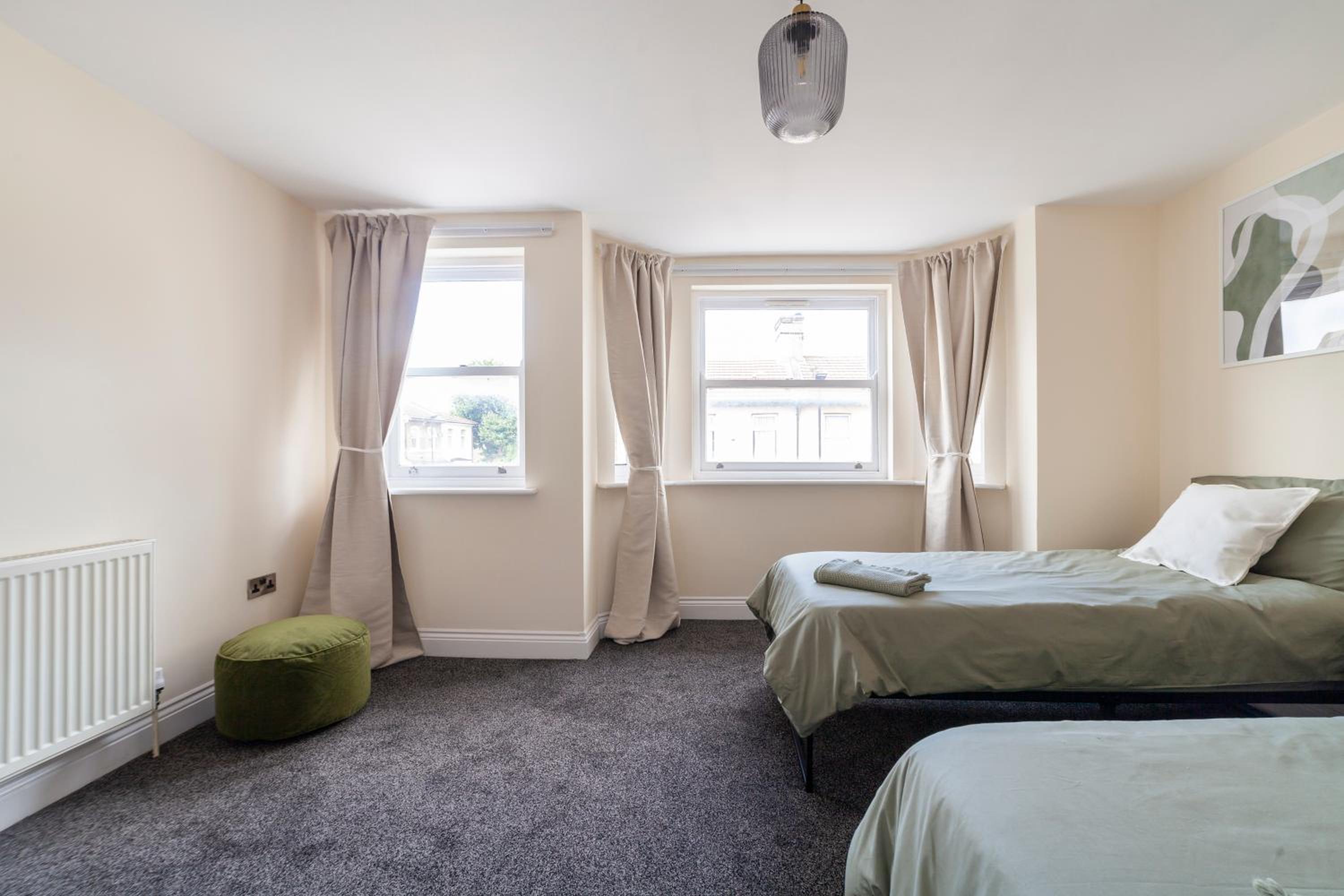Arte Stays Serviced Houses Stratford - 3 Bedrooms 2 Bathrooms Houses London, Stratford, Maryland, Free Parking, Garden, Weekly or Monthly Stays - up to 8 g
