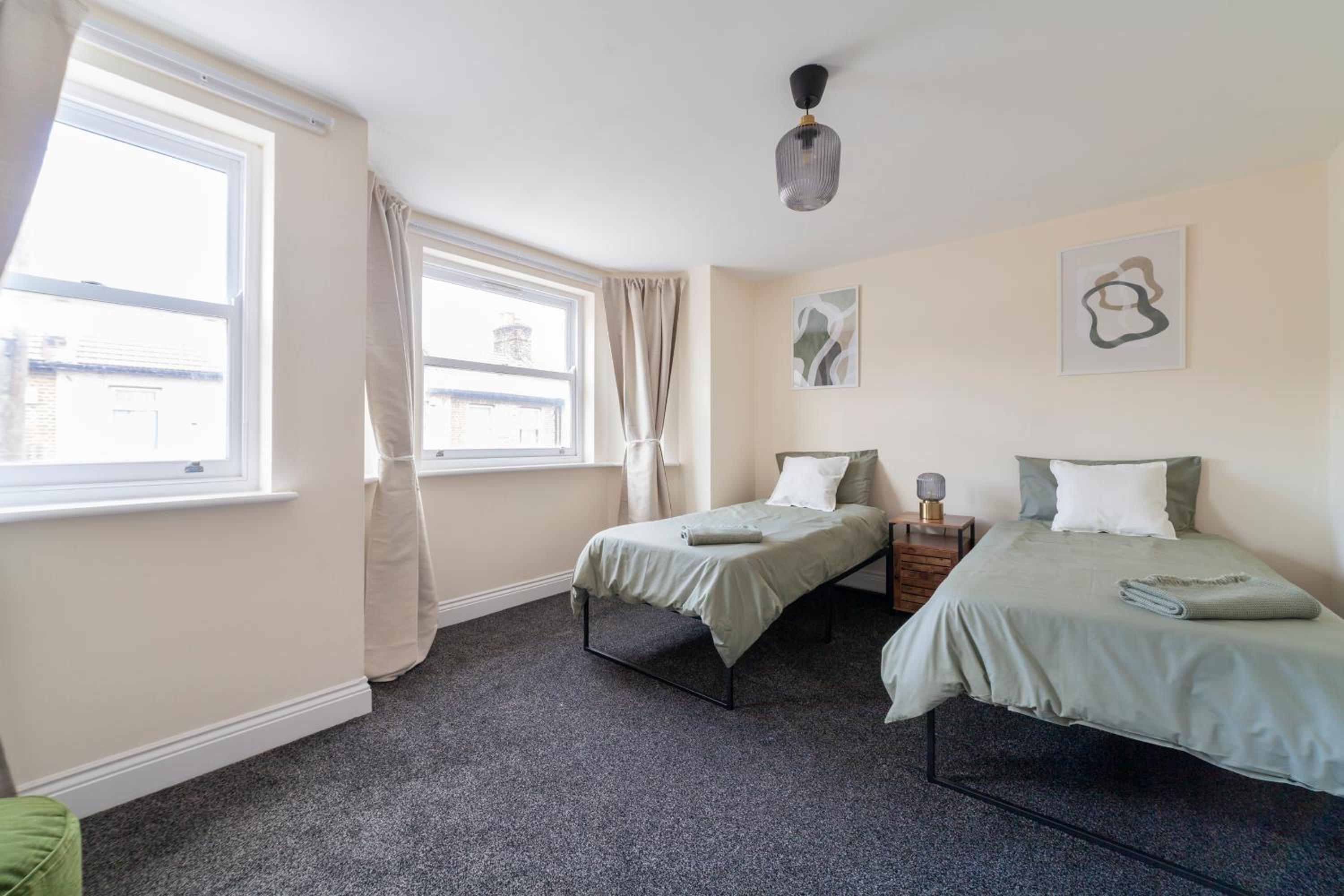 Arte Stays Serviced Houses Stratford - 3 Bedrooms 2 Bathrooms Houses London, Stratford, Maryland, Free Parking, Garden, Weekly or Monthly Stays - up to 8 g