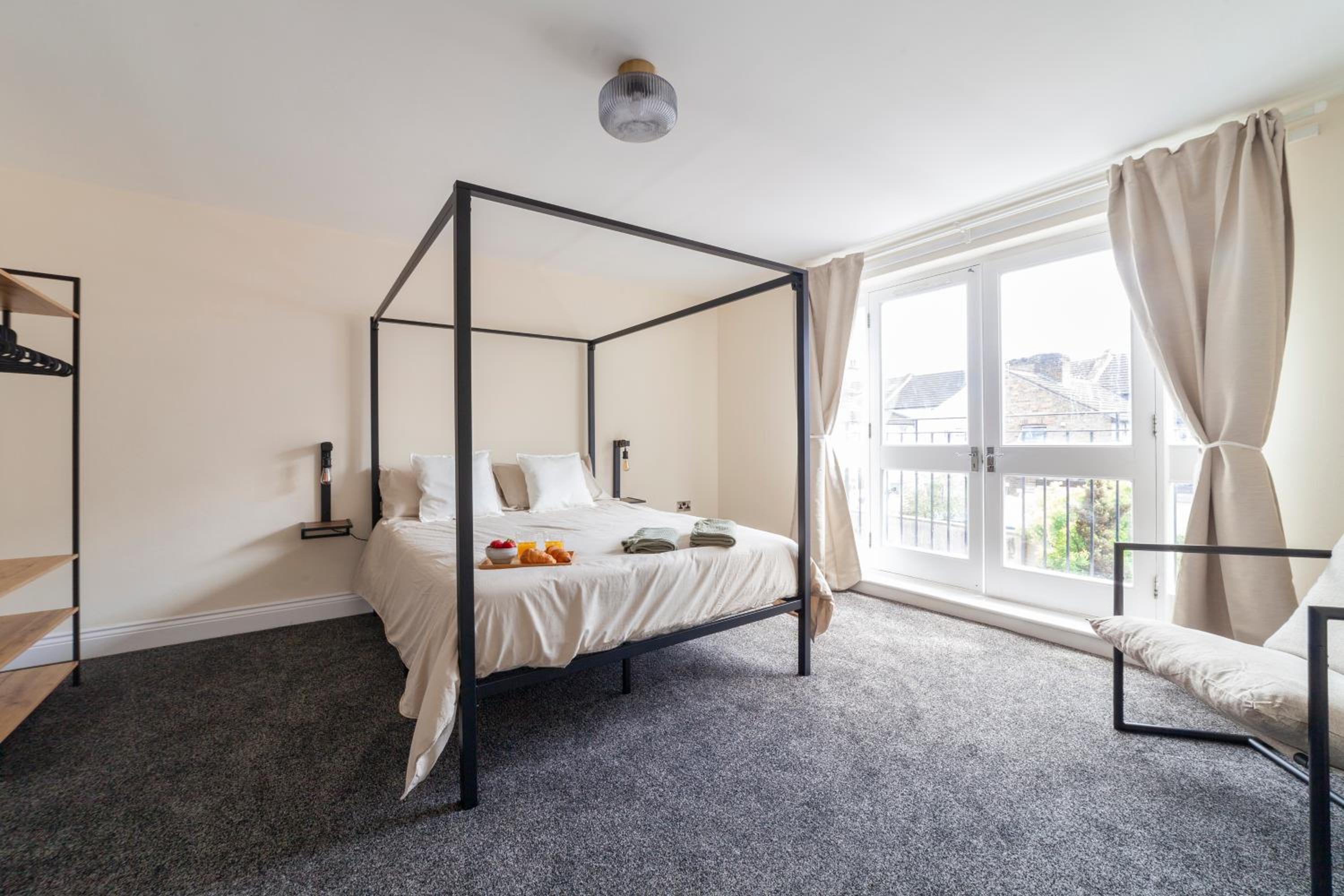 Arte Stays Serviced Houses Stratford - 3 Bedrooms 2 Bathrooms Houses London, Stratford, Maryland, Free Parking, Garden, Weekly or Monthly Stays - up to 8 g