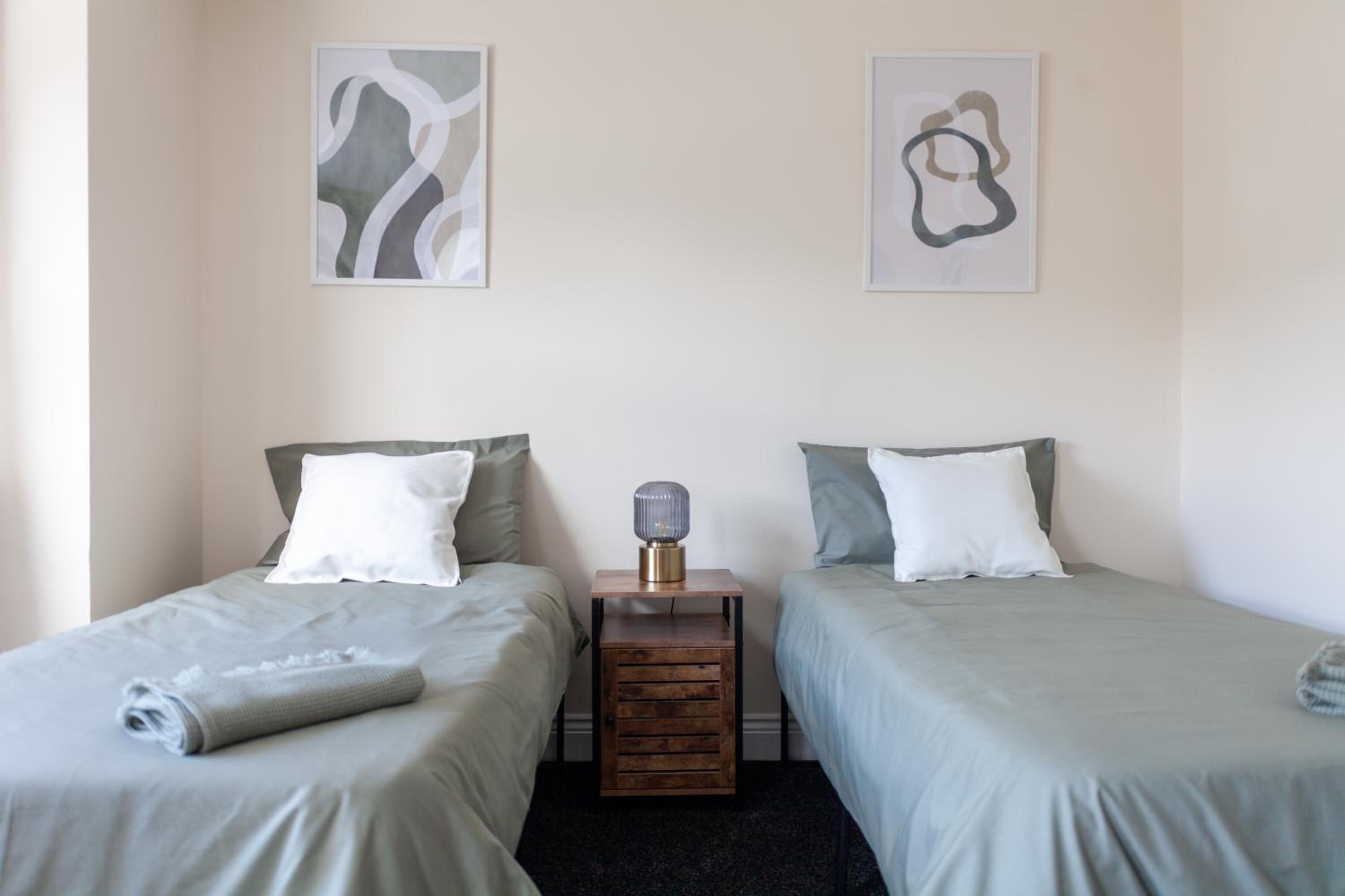 Arte Stays Serviced Houses Stratford - 3 Bedrooms 2 Bathrooms Houses London, Stratford, Maryland, Free Parking, Garden, Weekly or Monthly Stays - up to 8 g