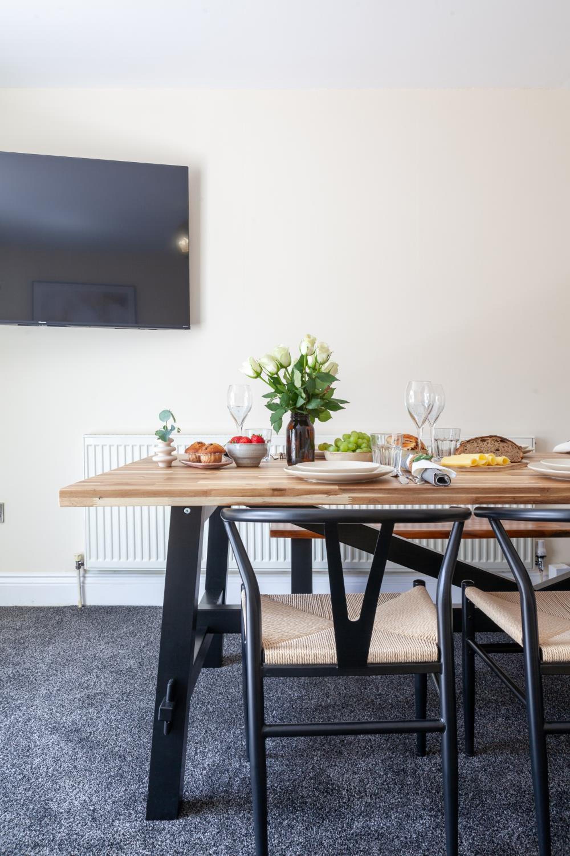 Arte Stays Serviced Houses Stratford - 3 Bedrooms 2 Bathrooms Houses London, Stratford, Maryland, Free Parking, Garden, Weekly or Monthly Stays - up to 8 g