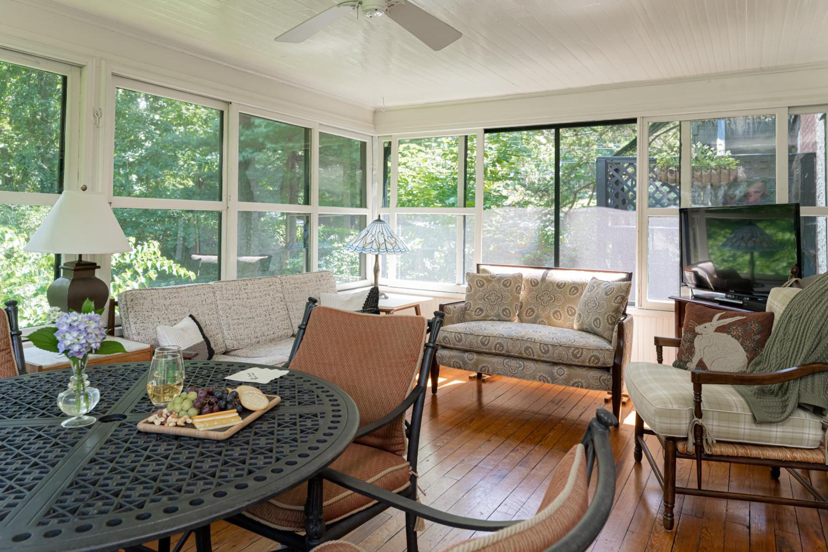 Pinecrest Bed & Breakfast