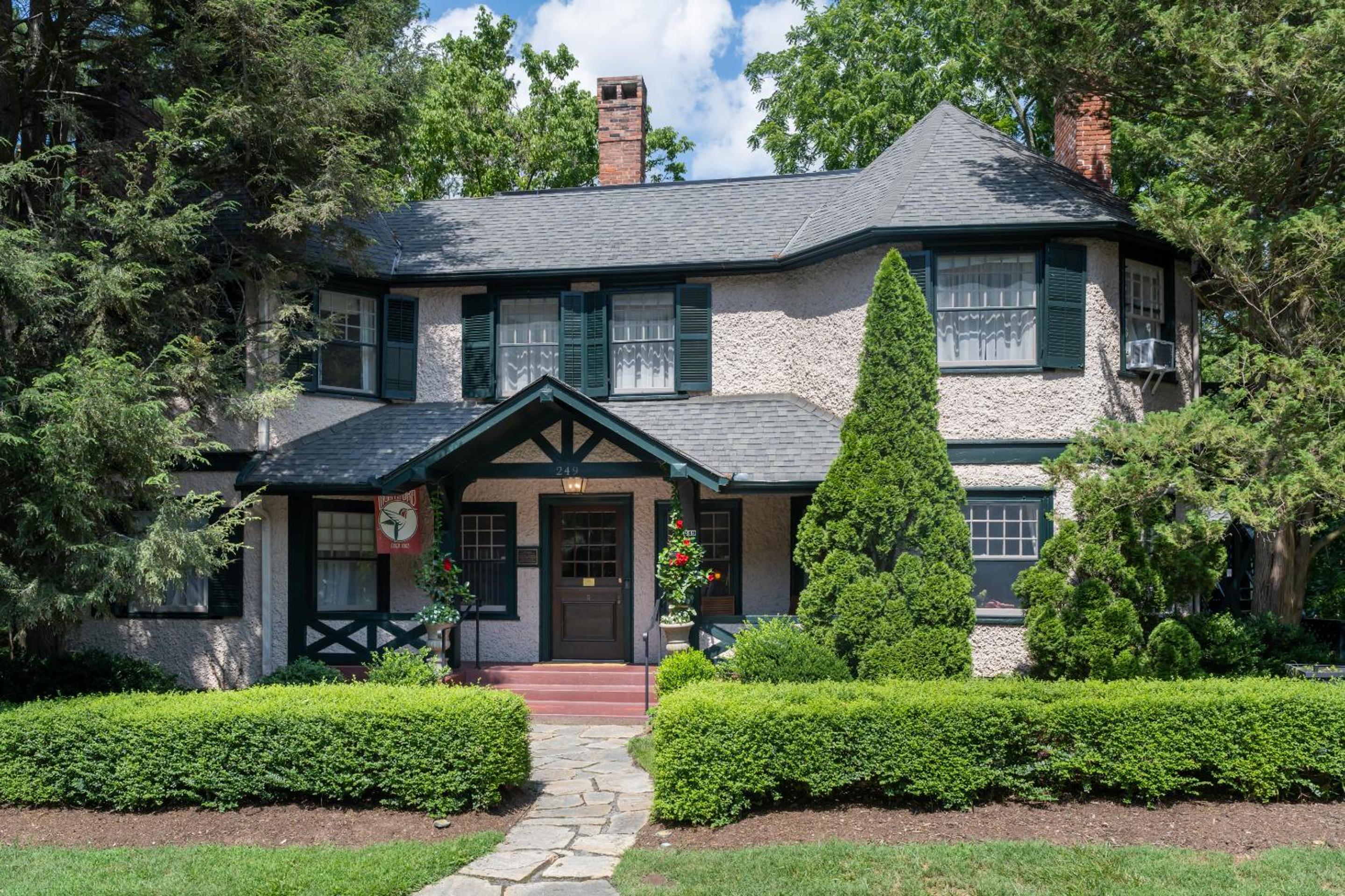 Pinecrest Bed & Breakfast