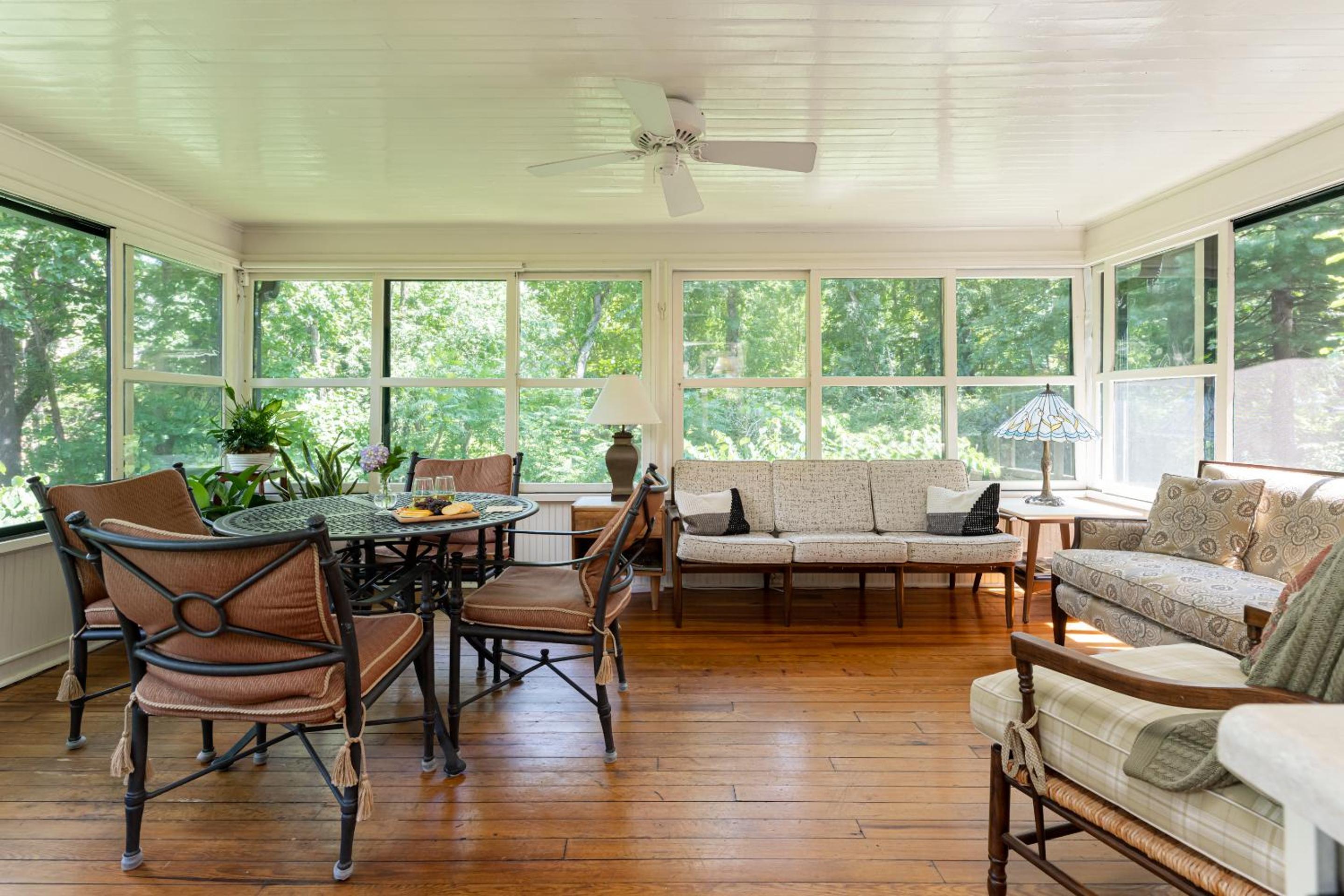 Pinecrest Bed & Breakfast