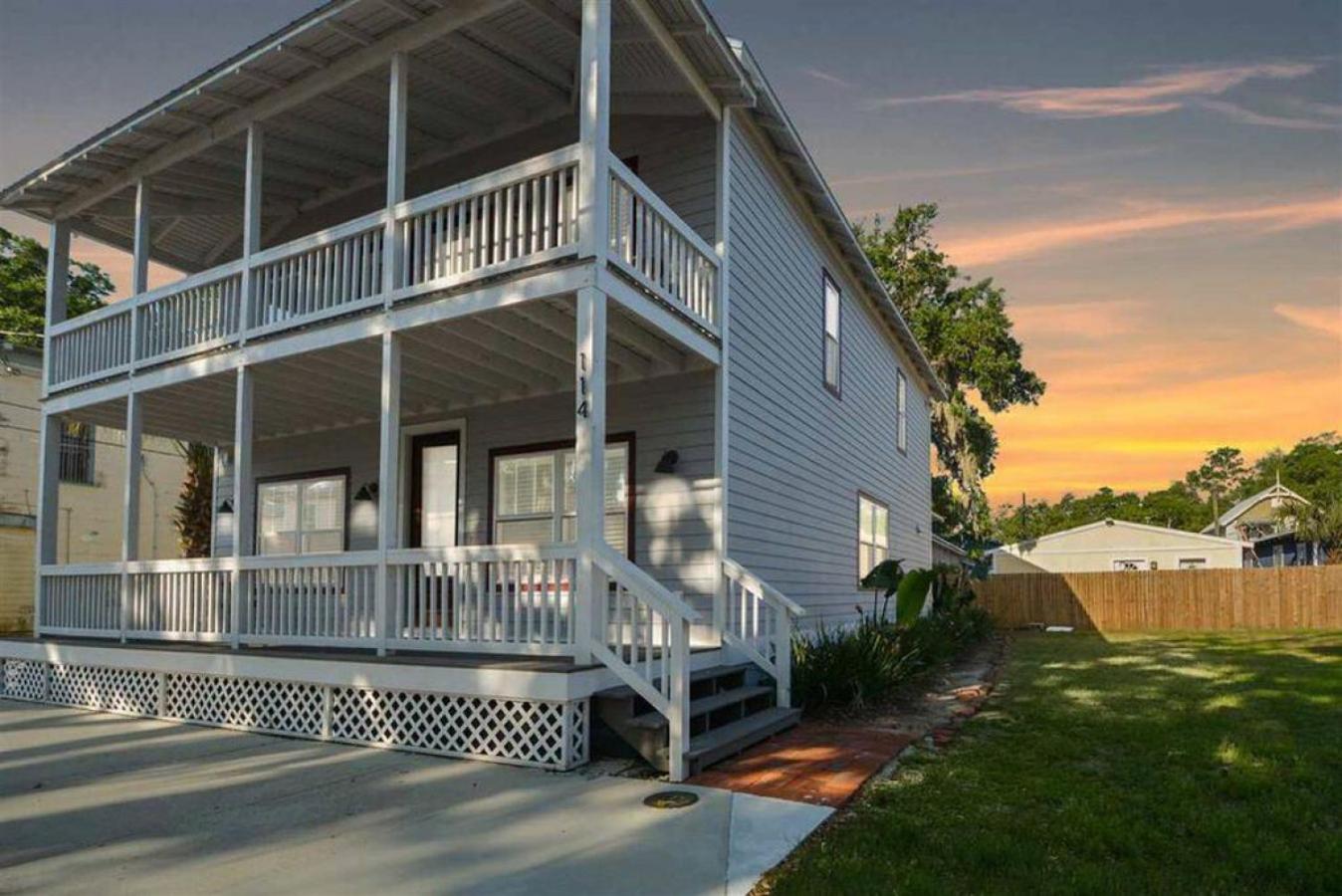 Peaceful Porch Perfect Downtown Retreat