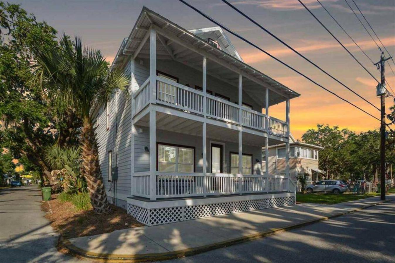 Peaceful Porch Perfect Downtown Retreat