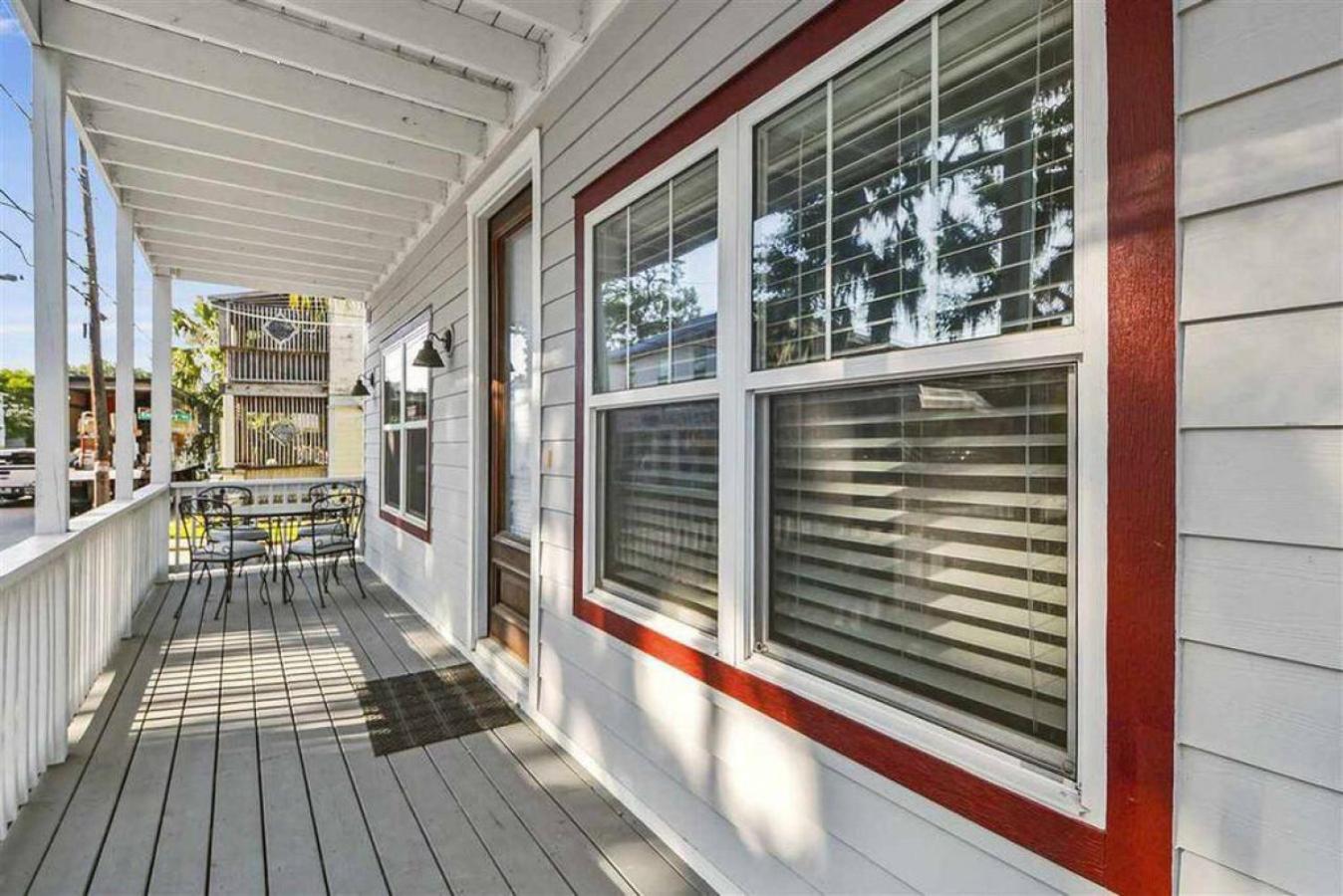 Peaceful Porch Perfect Downtown Retreat