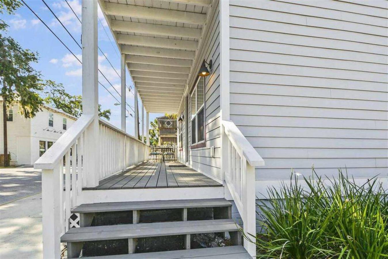 Peaceful Porch Perfect Downtown Retreat