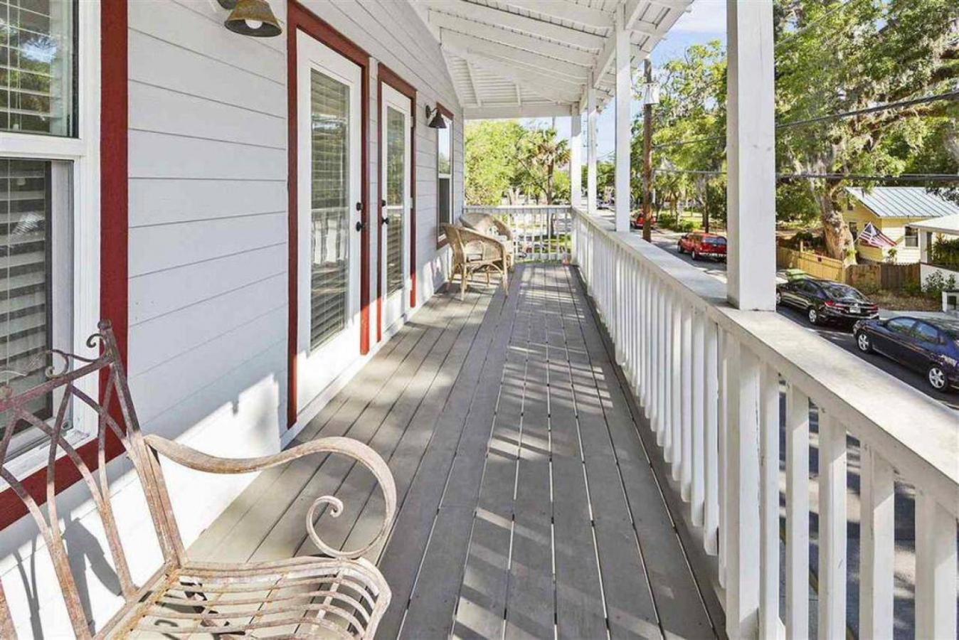 Peaceful Porch Perfect Downtown Retreat
