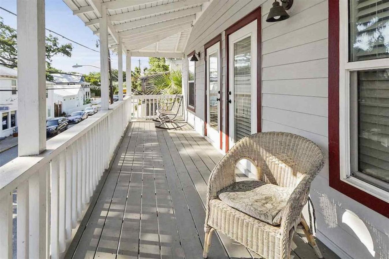 Peaceful Porch Perfect Downtown Retreat