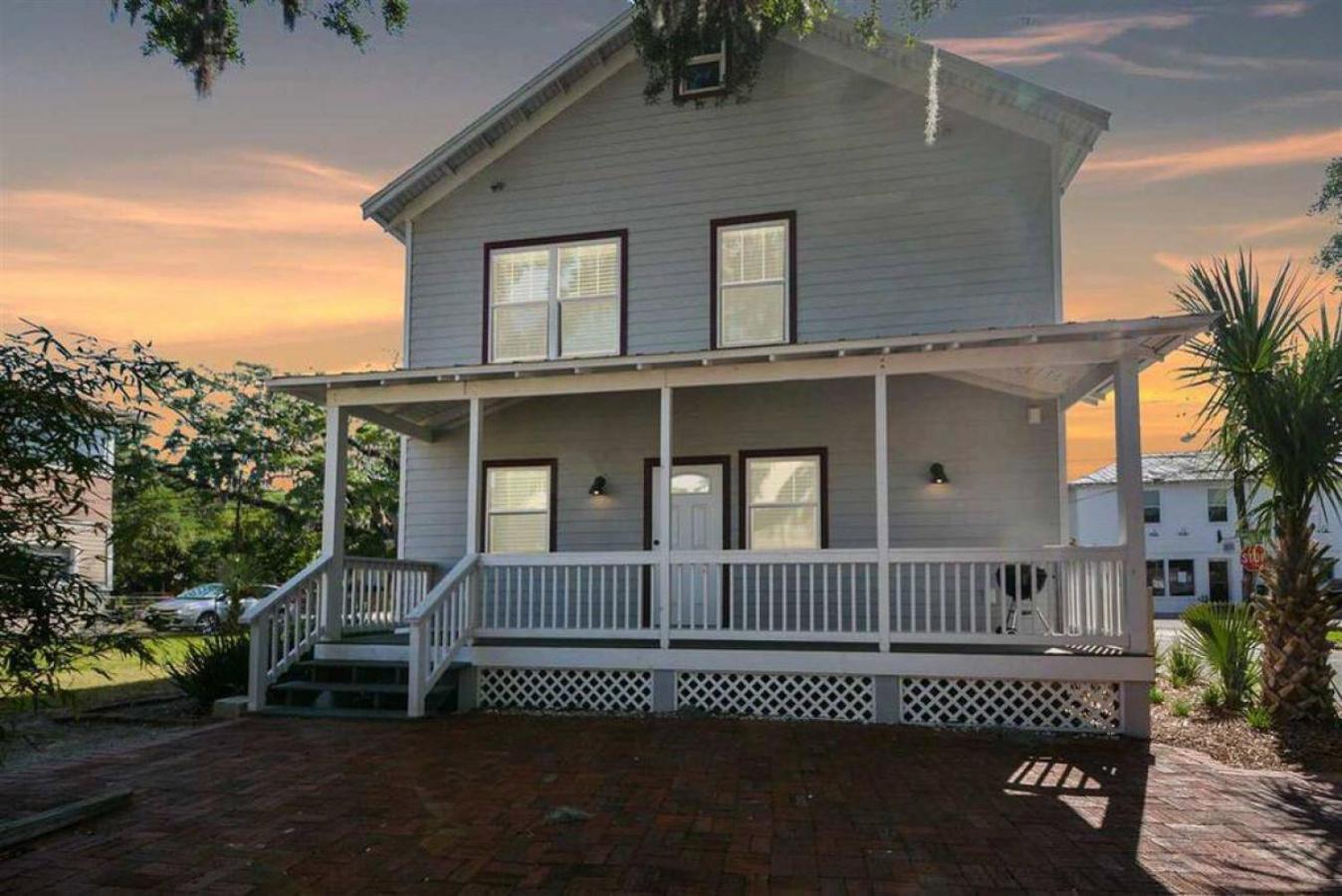 Peaceful Porch Perfect Downtown Retreat