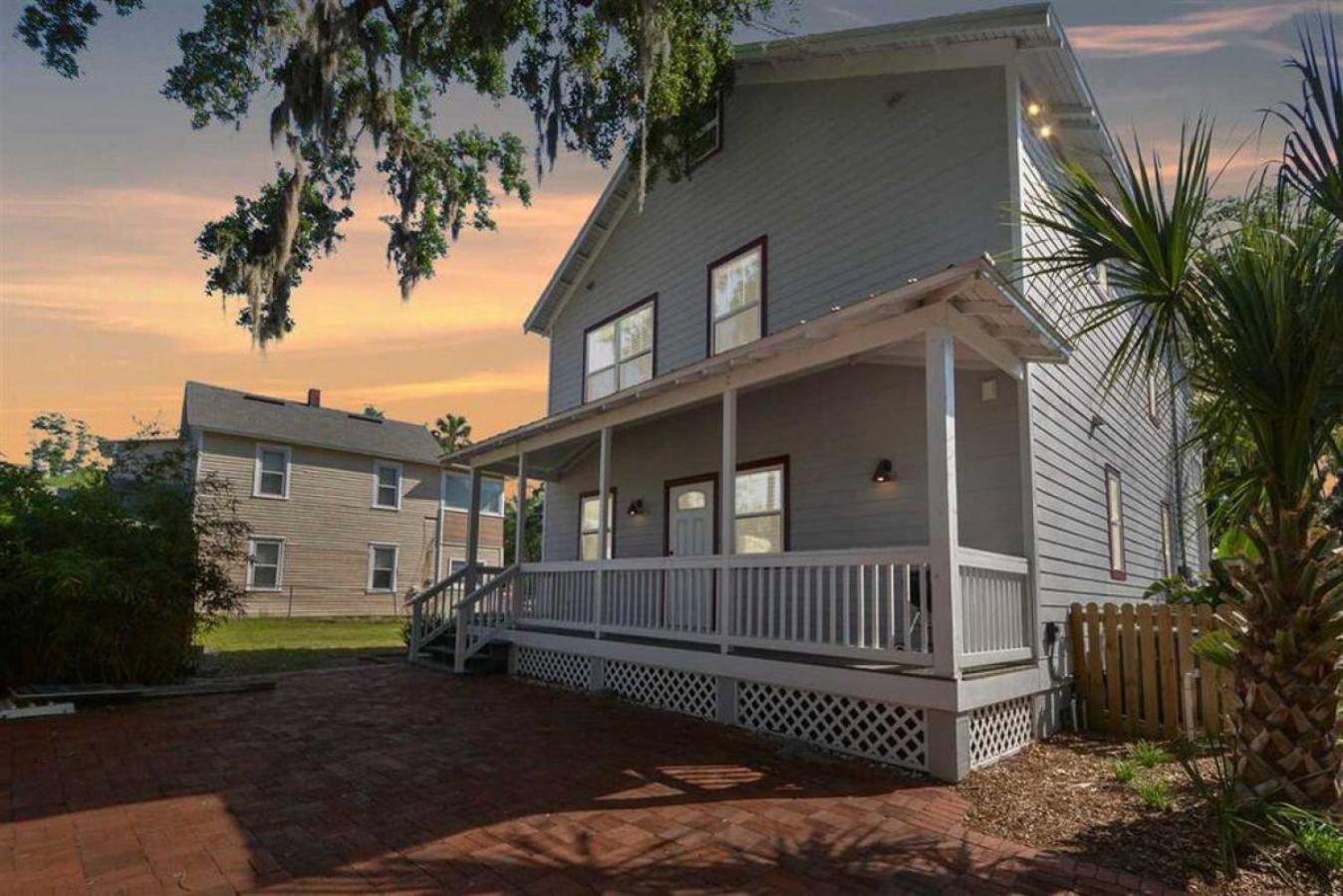 Peaceful Porch Perfect Downtown Retreat