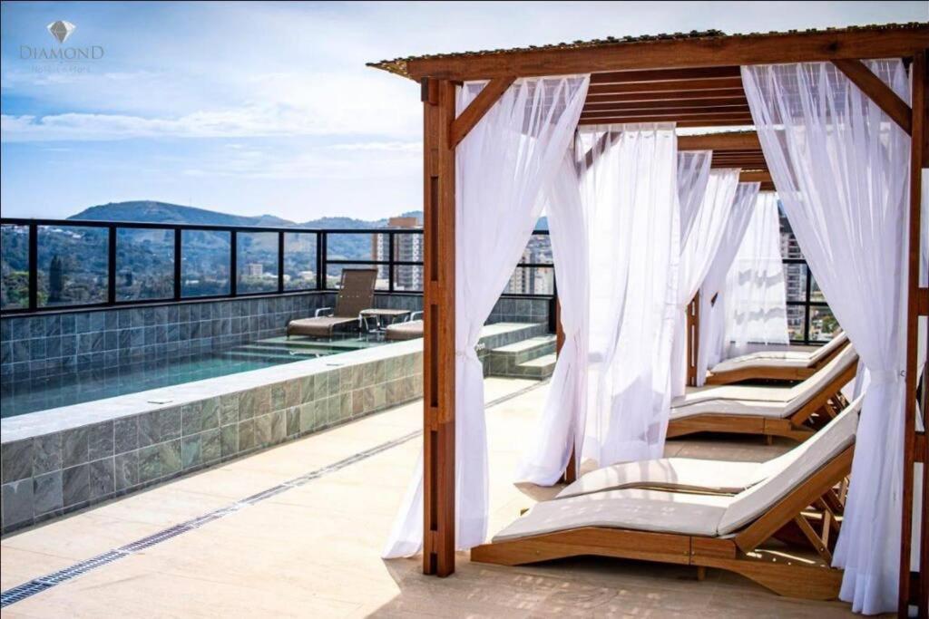 Flat lindo com piscina e linda vista da cidade