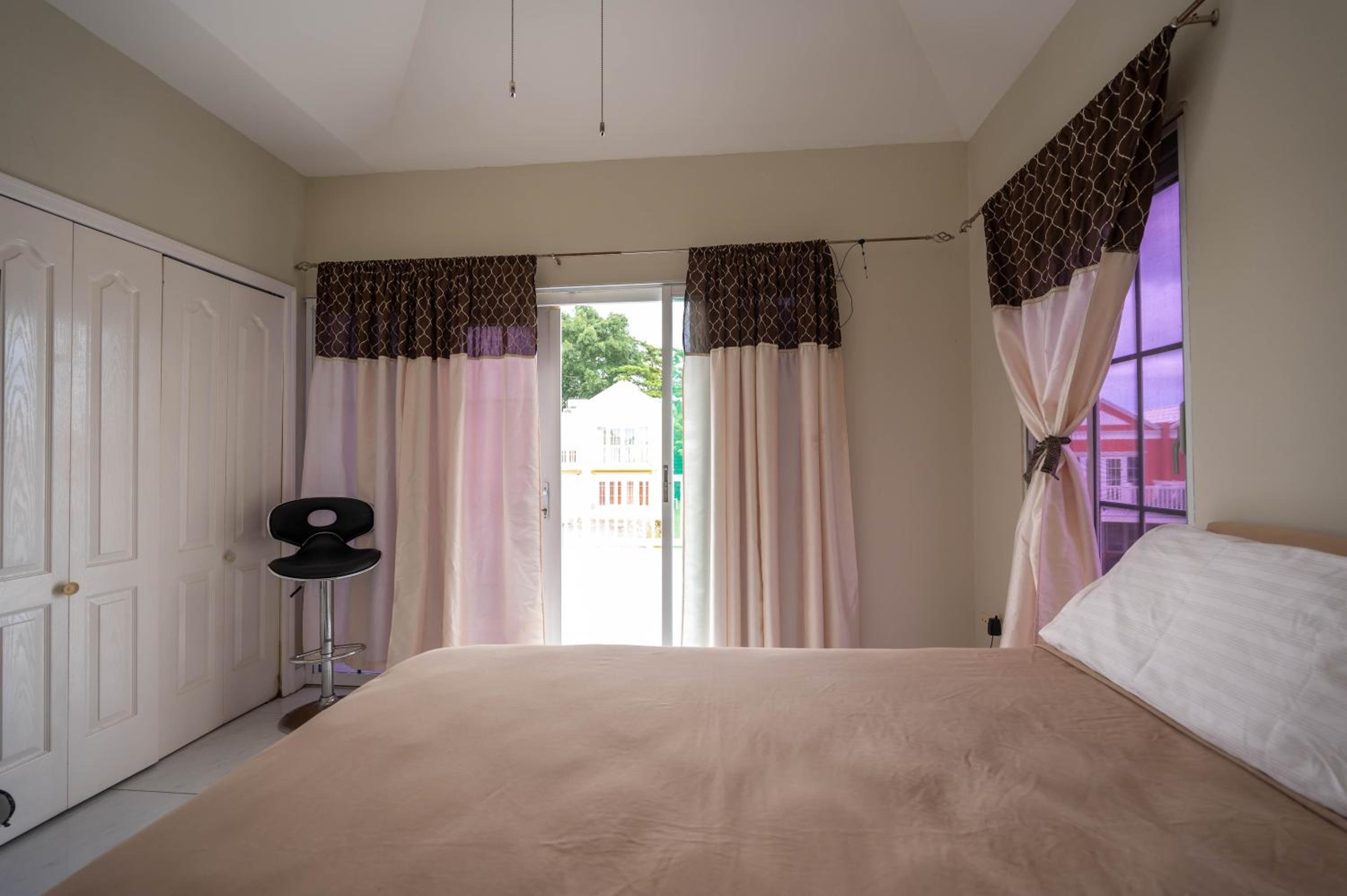JAG Guesthouse- Little Bay Country Club