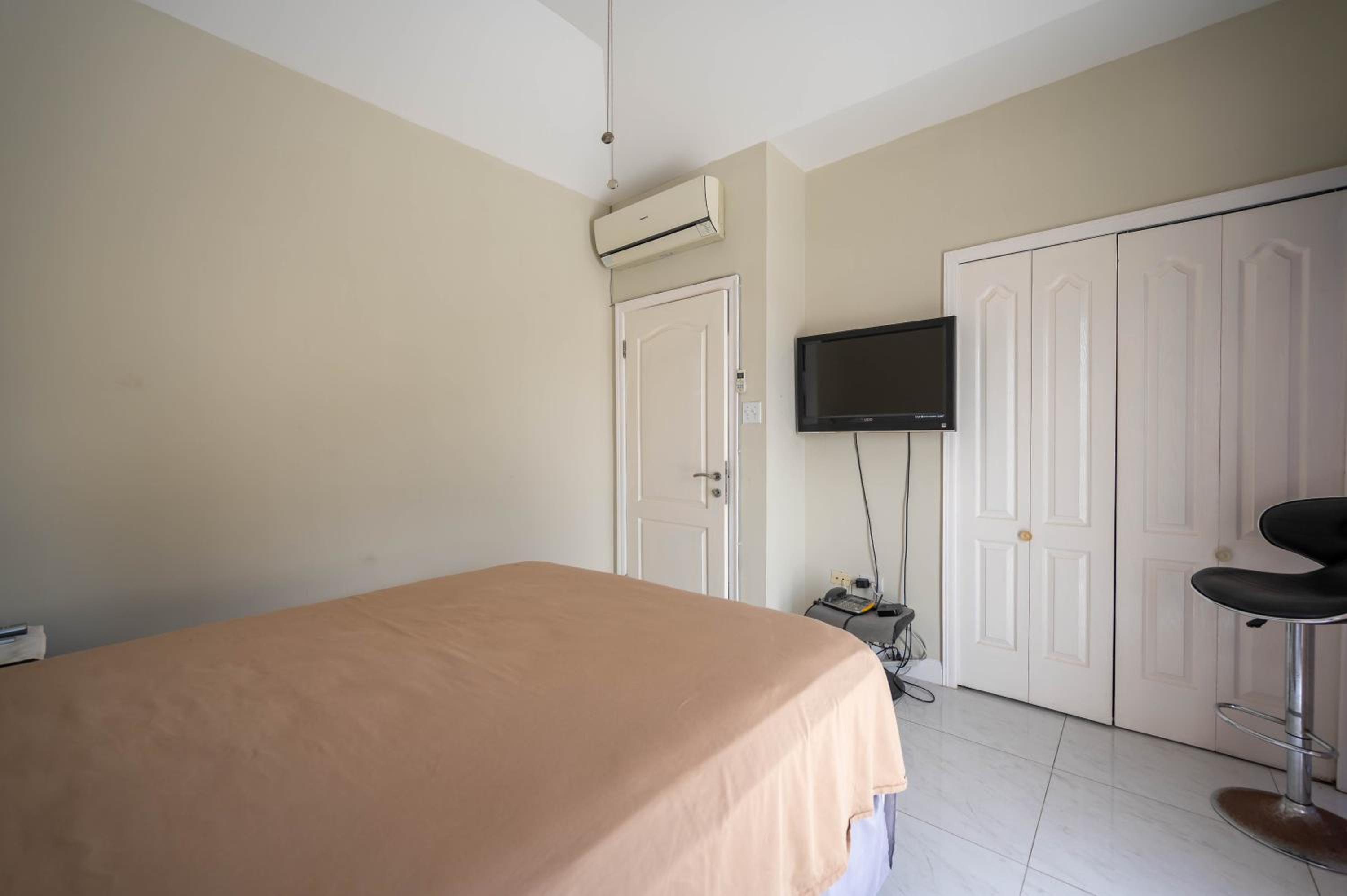 JAG Guesthouse- Little Bay Country Club