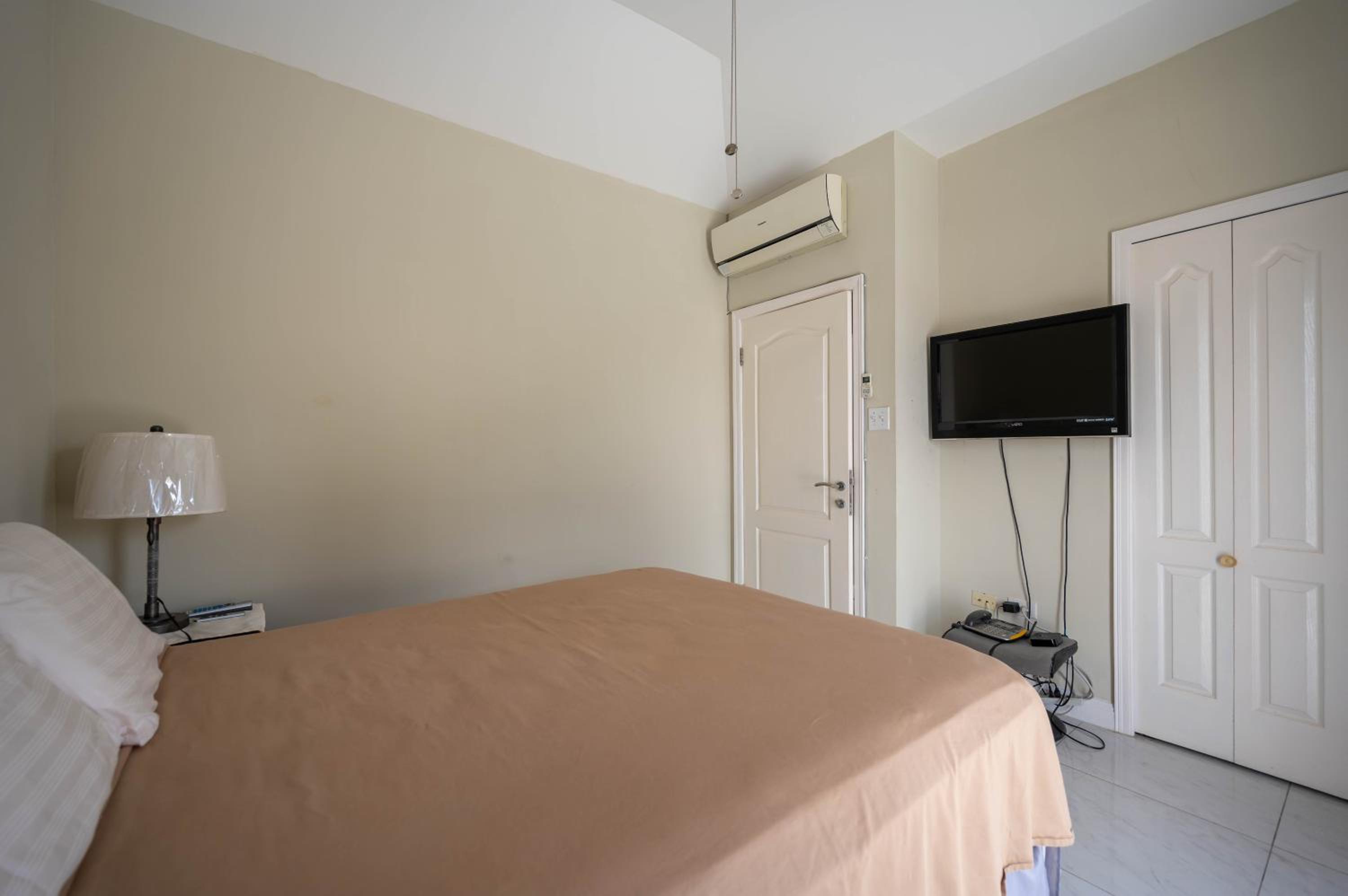 JAG Guesthouse- Little Bay Country Club