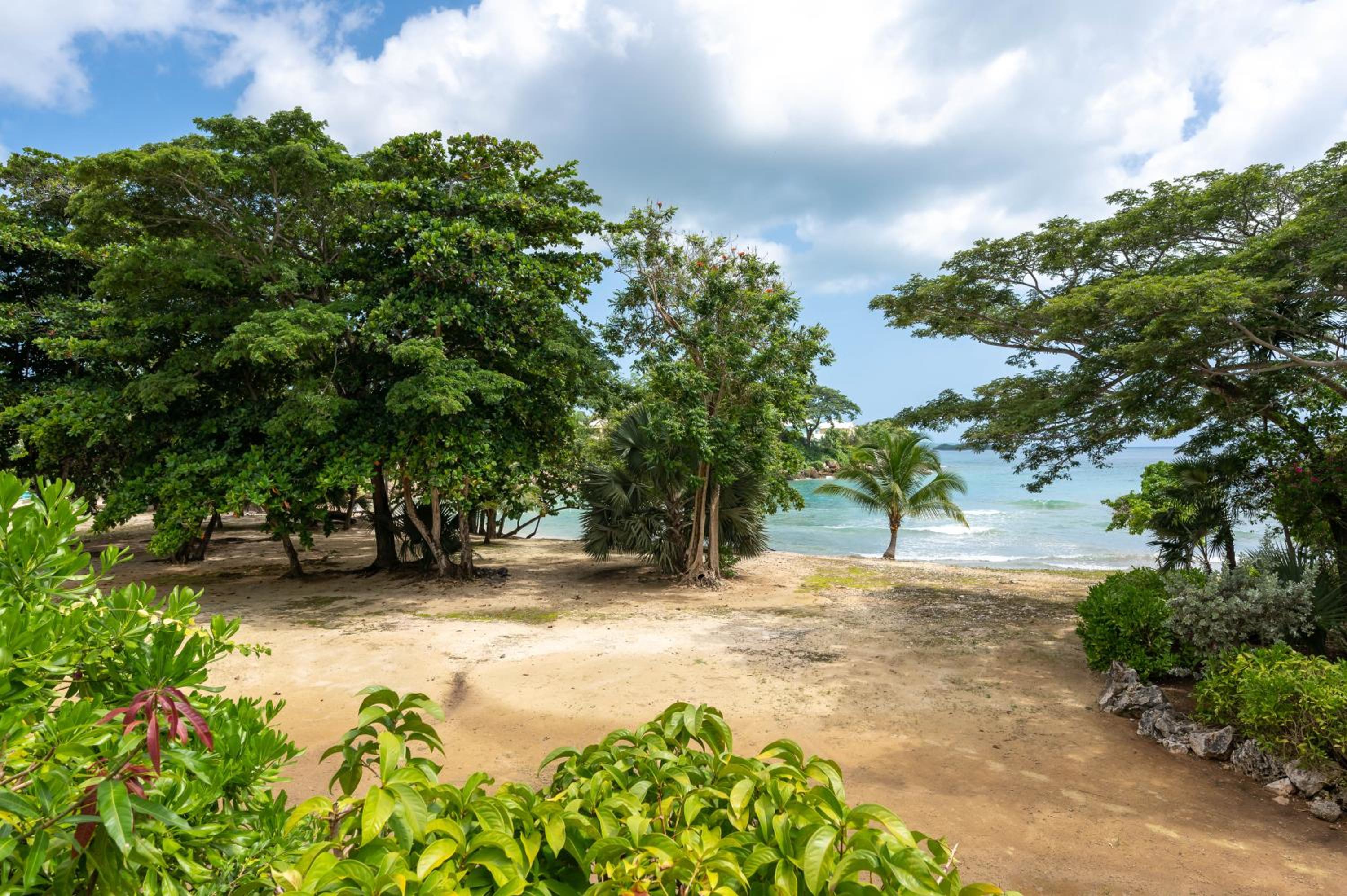 JAG Guesthouse- Little Bay Country Club