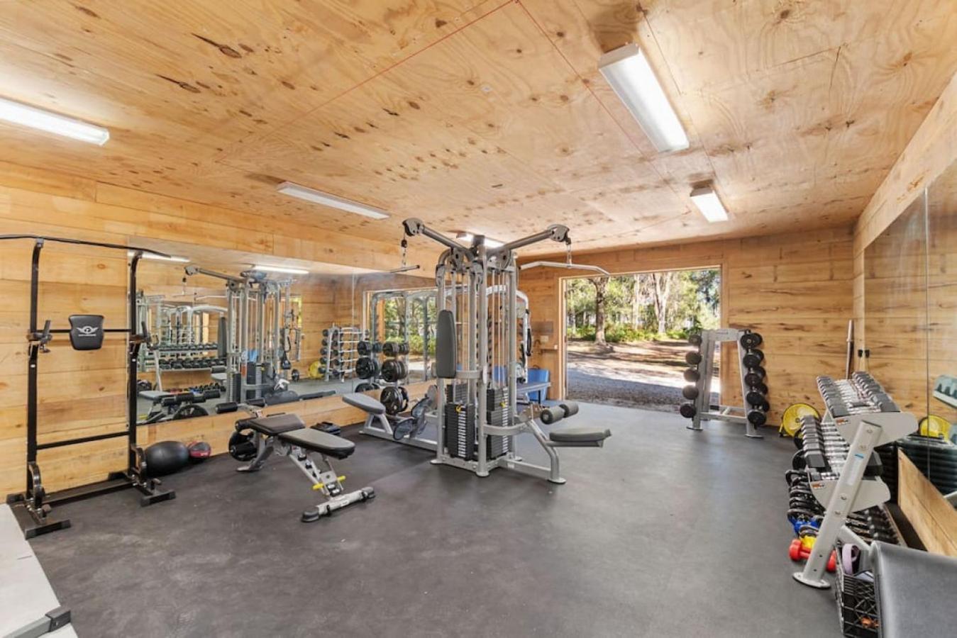 Fern Oaks Estate 15 Acres sleeps 30 view 2