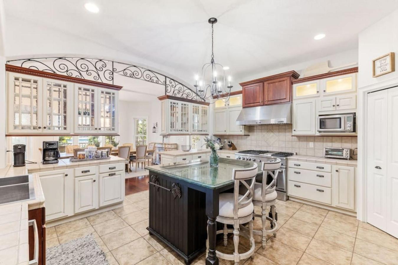 Fern Oaks Estate 15 Acres sleeps 30 view 3